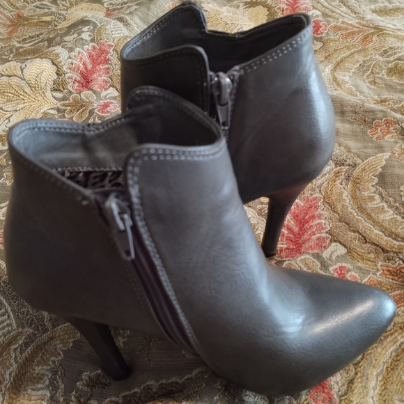 Shoes - Picture 1 of 3